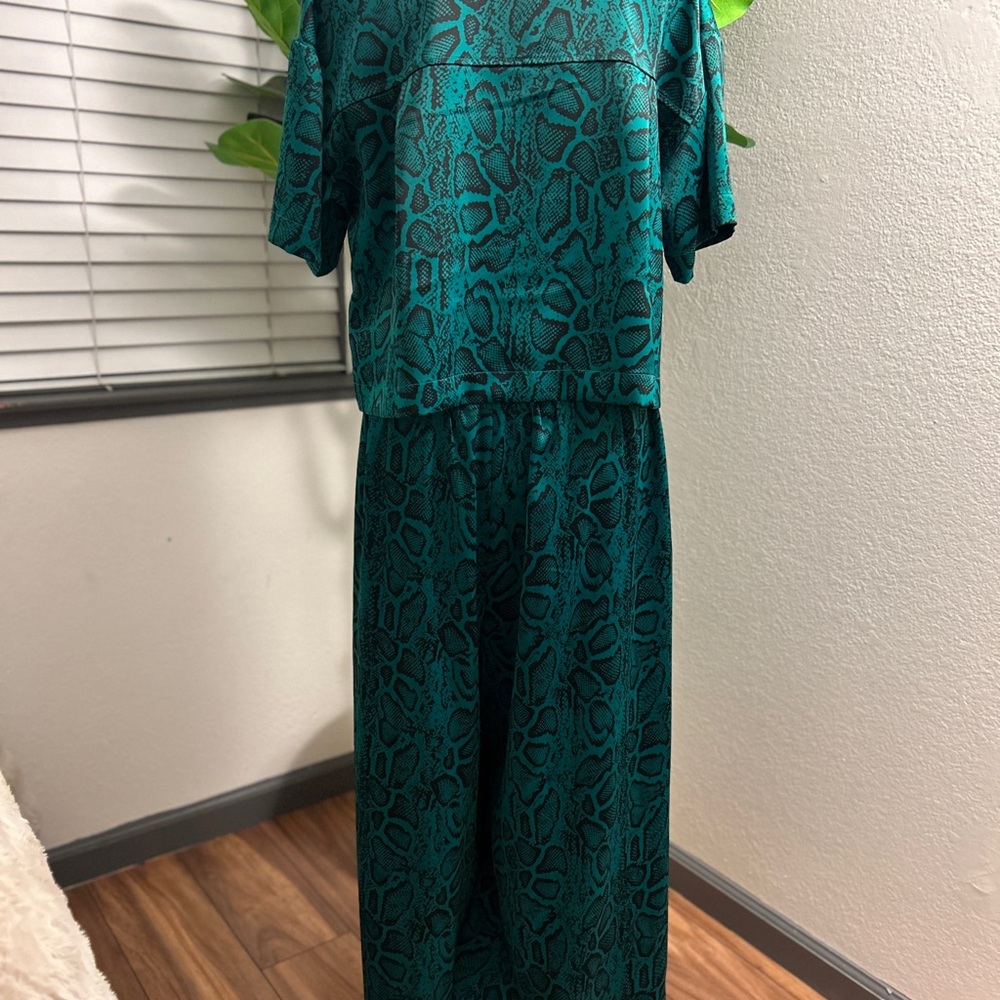 Nina Parker Green and Black Snake Print top and Wide leg Pants. - Picture 6 of 11
